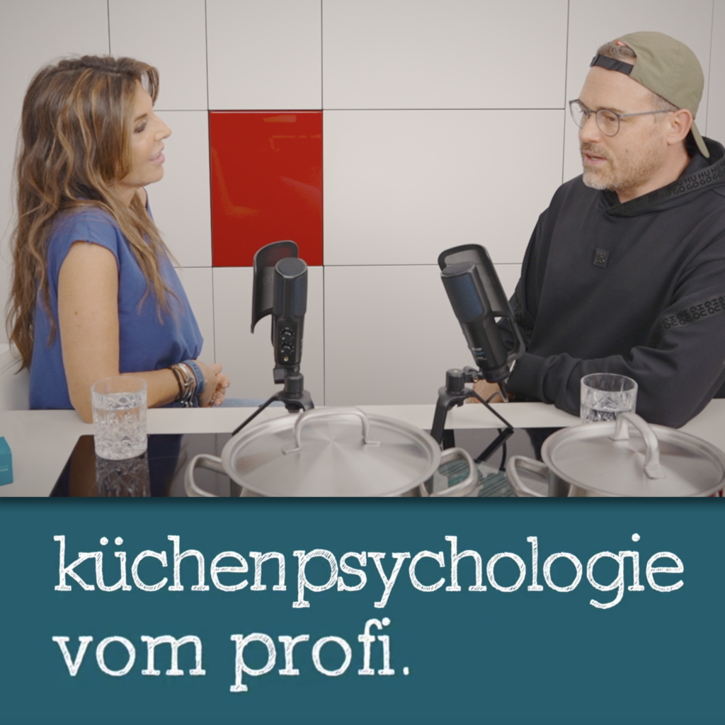 Stephania und David am Küchentisch mit Podcast-Mikrofonen